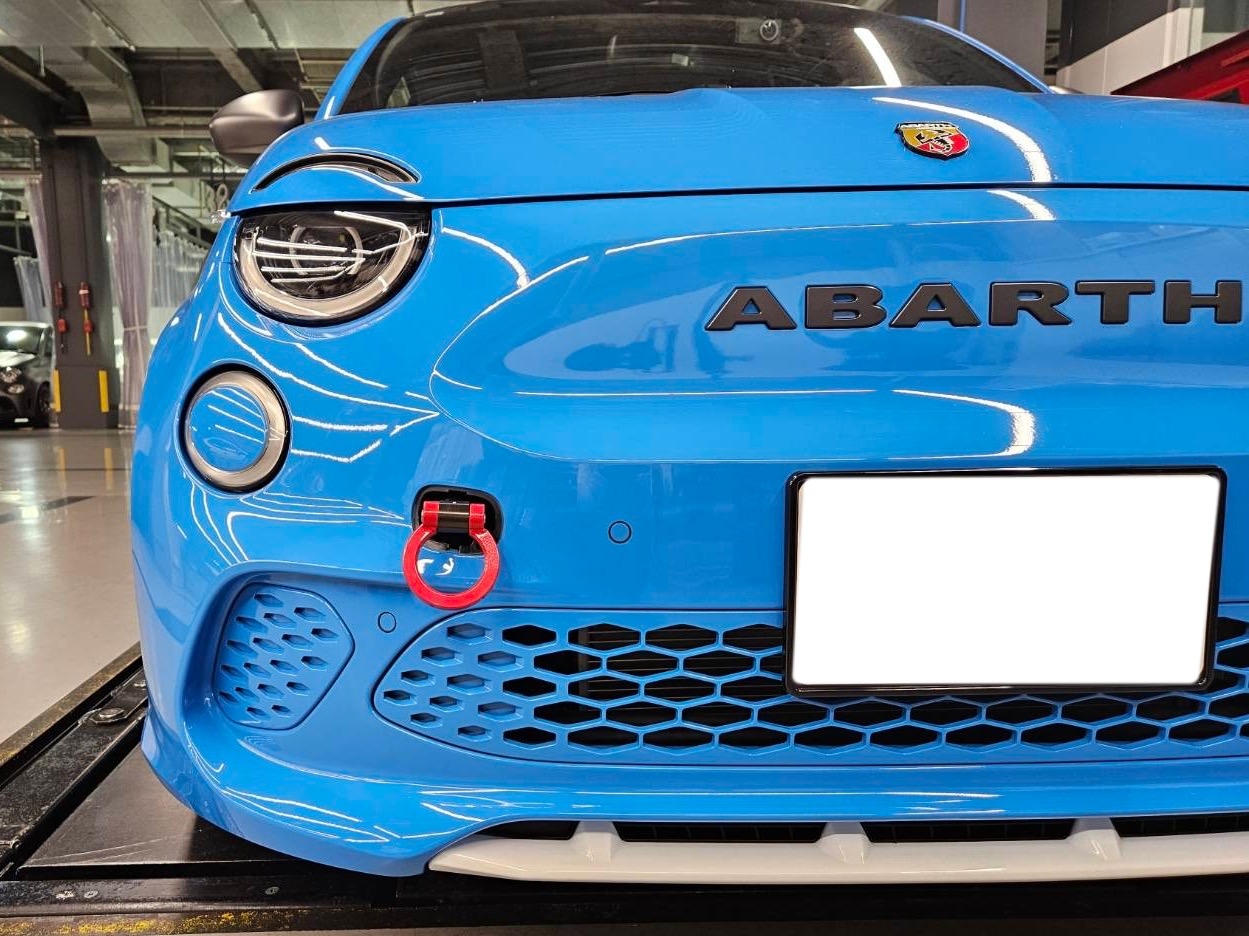 ABARTH500eに牽引フックを取付