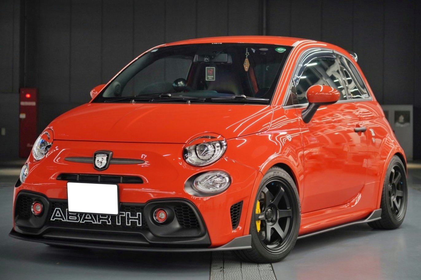 ABARTH595にラヴォーノローポジションベースフレーム | A PIT AUTOBACS